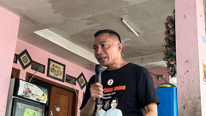 Dharma Pongrekun saat menyapa warga di RW 4 Kelurahan Lebak Bulus, Jakarta Selatan, pada Kamis (14/11/2024).