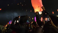 Lampion harapan terbang dengan berbagai mimpi
