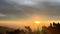 Mengejar matahari terbit di Bukit Sikunir.