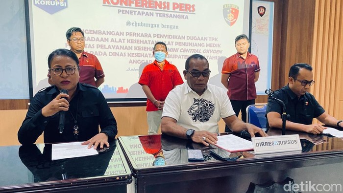 Direktur Krimsus Polda Maluku, Kombes Hujra Soumena menjelaskan penetapan tersangka Ismail Umasugi.