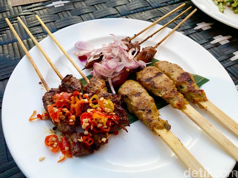  Menikmati Kuliner Bali Autentik Ditemani Pertunjukan Tari Bali Memukau