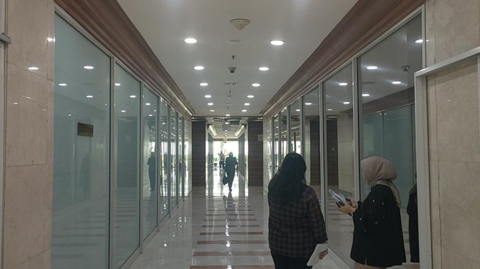 Setjen DPR memasang musik instrumental relaksasi pada jam istirahat pegawai. Diharapkan dengan adanya musik tersebut bisa mengurangi lelah dari para pegawai yang ada di lembaga legislatif ini.