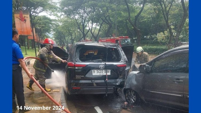 Dua mobil terlibat kecelakaan berujung terbakar di Jalan Foresta BSD, Pagedangan, Kabupaten Tangerang