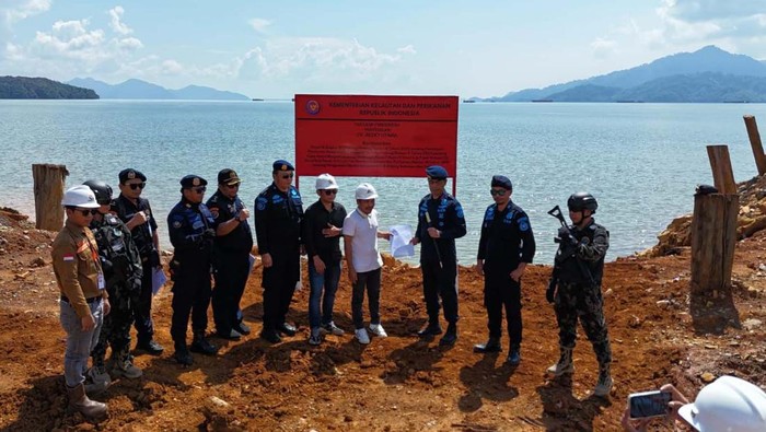 Kementerian Kelautan dan Perikanan (KKP) menghentikan kegiatan dua perusahaan tambang di Morowali Utara. Hal itu karena terdapat pelanggaran pemanfaatan ruang laut.