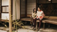 Elma Agustin dibuat terharu saat di hari kepulangannya di Jepang malah mendapat kejutan dilamar pacar, Ihsan Fadhlur Rahman. (Foto: dok pribadi)