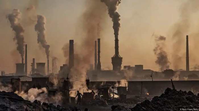 Emisi bahan bakar fosil terus meningkat, meski ada upaya global untuk beralih ke energi bersih Foto: Kevin Frayer/Getty Images