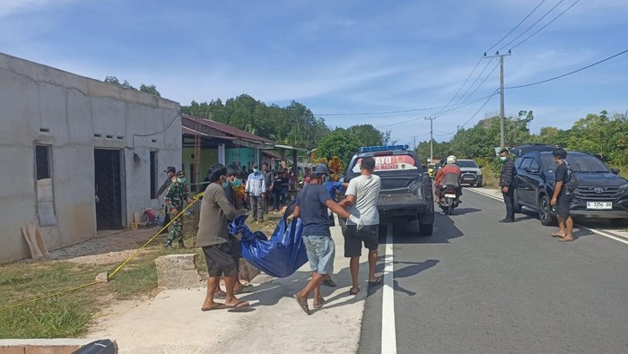 Evakuasi jasad Lilis Sumarni yang dicor kekasih sendiri.