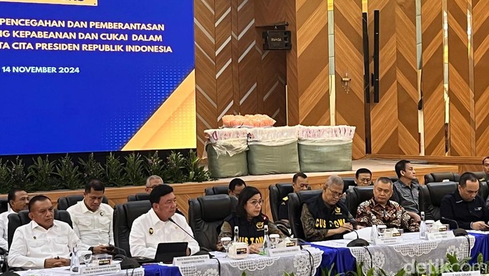 Menteri Keuangan Sri Mulyani Indrawati mengungkap dengan kerja sama bersama Menteri Koordinator Bidang Politik dan Keamanan Budi Gunawan dalam sepekan telah menindak penyelundupan barang impor ilegal senilai Rp 49 miliar.