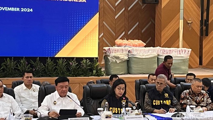 Menteri Keuangan Sri Mulyani Indrawati mengungkap dengan kerja sama bersama Menteri Koordinator Bidang Politik dan Keamanan Budi Gunawan dalam sepekan telah menindak penyelundupan barang impor ilegal senilai Rp 49 miliar.