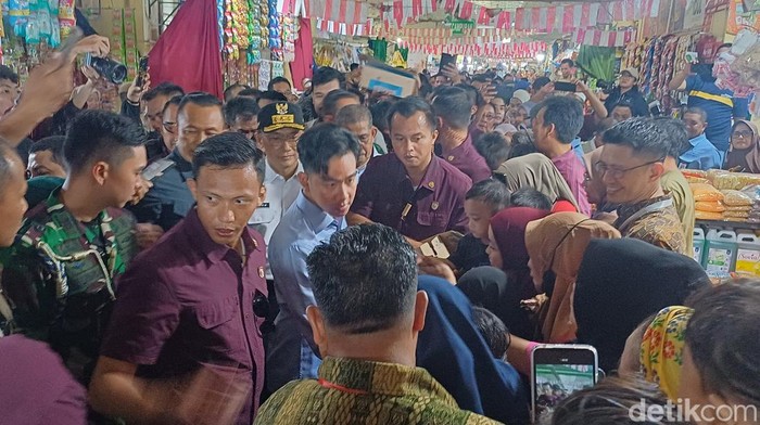 Wakil Presiden Gibran Rakabuming Raka mengunjungi Pasar Tramo Maros, membagikan susu dan berbelanja sayur. Warga antusias menyambut kedatangannya.