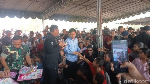 Gibran Rakabuming tiba di Posko Desa Kobasoma, Kecamatan Titehena, Flores Timur, NTT, Kamis (14/11/2024) dan berdialog dengan anak-anak dan memberikan mereka hadiah. (Yurgo Purab/detikBali)
