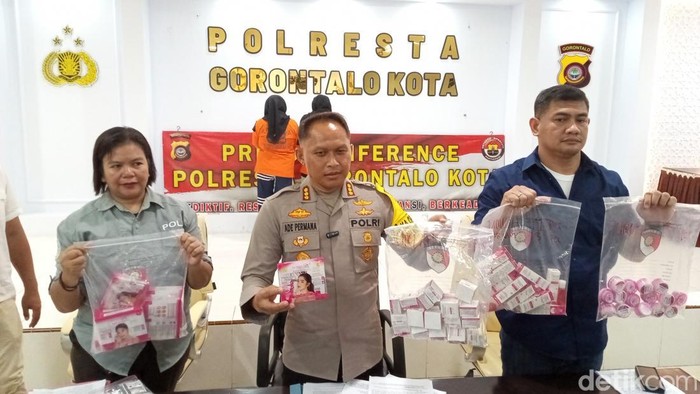 Dua ibu rumah tangga (IRT) berinisial MP (27) dan FH (24) di Kota Gorontalo, Provinsi Gorontalo, ditangkap polisi gegara menjual kosmetik atau skincare mengandung merkuri.