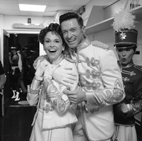 Namun, kedekatan tersebut tidak hanya terjadi di panggung. Mereka sering terlihat akrab di luar pentas. Inilah potret ketika Hugh memeluk Sutton dari belakang saat di belakang panggung.Foto: Jenny Anderson/Getty Images