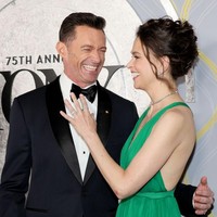 Seorang sumber anonim menyatakan kepada US Weekly, hubungan antara Sutton dan Hugh adalah alasan utama Hugh dan Deborra-Lee berpisah. Banyak orang di Broadway tahu, tetapi mereka memilih bungkam. Itu seperti rahasia umum di Broadway, tapi Deborra-Lee adalah orang terakhir yang tahu, ungkap sumber. Foto: Dia Dipasupil/Getty Images