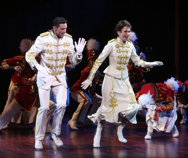 Sejak mulai tampil bersama di The Music Man pada Desember 2021, chemistry antara Hugh dan Sutton tampak begitu kuat. Di atas panggung, keduanya sukses memerankan pasangan yang serasi dengan akting dan nyanyian yang menyatu. Foto: Bruce Glikas/FilmMagic