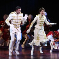 Sejak mulai tampil bersama di The Music Man pada Desember 2021, chemistry antara Hugh dan Sutton tampak begitu kuat. Di atas panggung, keduanya sukses memerankan pasangan yang serasi dengan akting dan nyanyian yang menyatu. Foto: Bruce Glikas/FilmMagic