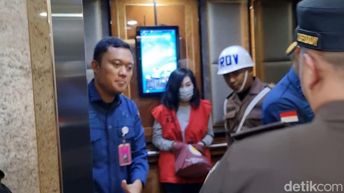 Ibu Ronald Tannur, Meirizka Widjaja, tiba di Kejaksaan Agung RI (Rumondang Naibaho/detikcom)