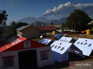 BMKG Ungkap Abu Vulkanik Gunung Lewotobi Menjauh dari Pulau Lombok