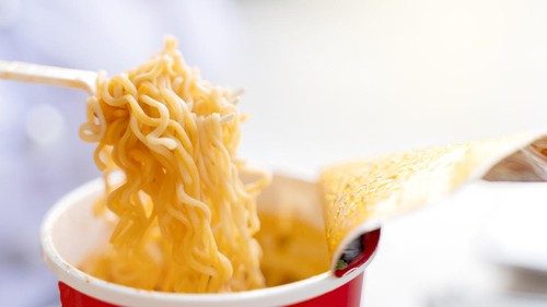 Ilustrasi makan mi instan