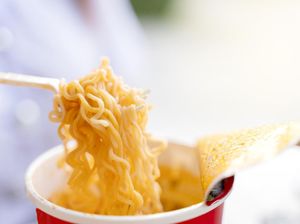 Viral Diet Mi Instan Bikin Jarang Jerawatan, Dokter Kulit Beri Penjelasan