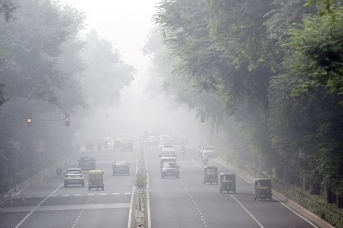 An aerial view shows houses engulfed in smog in New Delhi on November 14, 2024. Residents of Indias capital New Delhi choked in a blanketing toxic smog on November 13 as worsening air pollution surged past 50 times the World Health Organizations recommended daily maximum. (Photo by SAJJAD HUSSAIN / AFP)
