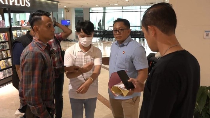 Ivan Sugiamto saat ditangkap di Bandara Juanda karena kasus persekusi siswa SMAK Gloria 2 Surabaya