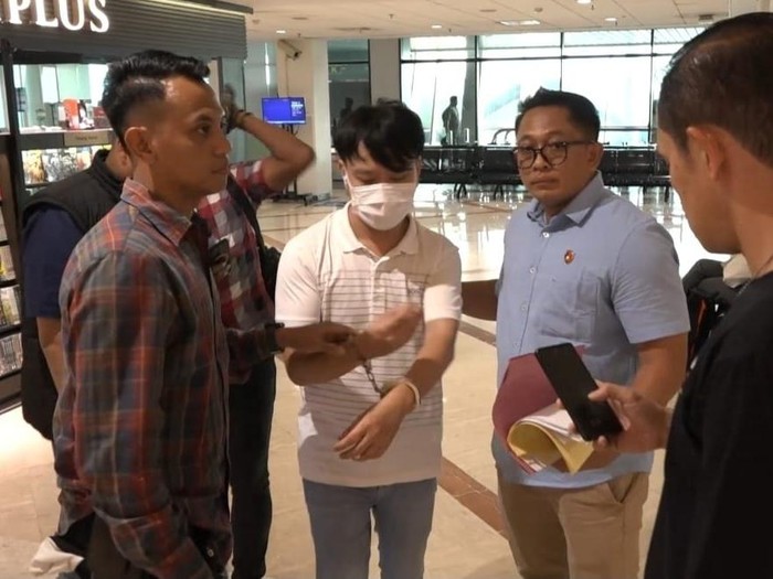 Ivan Sugiamto saat ditangkap di Bandara Juanda karena kasus persekusi siswa SMAK Gloria 2 Surabaya