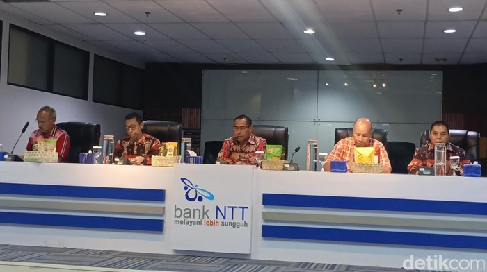 Jajaran pimpinan Bank NTT memberikan keterangan kepada awak media di gedung Bank NTT, Kamis (14/11/2024).