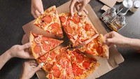 Jika sedang dalam acara makan santai, orang Amerika juga sering menggunakan tangan langsung. Seperti ketika menyantap pizza, burger, taco, dan hot dog. Foto: Stars Insider