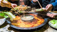 Sedang di China? Alat makan yang umum digunakan adalah sumpit, termasuk ketika sedang makan ramai-ramai. Sumpitnya berbahan kayu seperti ini. Foto: Stars Insider