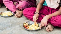 Tak usah ragu makan pakai tangan di India karena budaya umumnya seperti ini. Namun pastikan hanya pakai tangan kanan. Hindari pakai tangan kiri karena dianggep kotor. Foto: Stars Insider