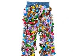 Desainer Iseng Hias Jeans dengan 200 Boneka Kini Viral Sampai Dipakai Artis