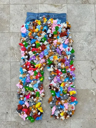 Jeans Viral Berhias 200 Boneka Bulu.