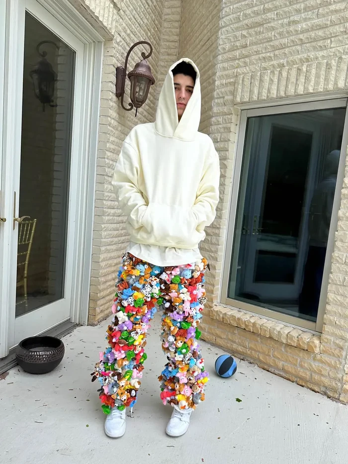 Jeans Viral Berhias 200 Boneka Bulu.