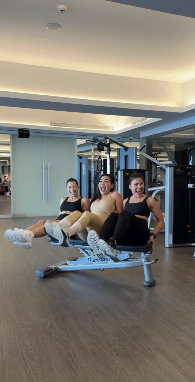 Jennifer Bachdim bersama Melaney Ricardo dan Inge Anugrah tampak begitu lincah berolahraga bertiga. Mereka tampak kompak memamerkan berbagai pose olahraganya dengan penuh canda tawa. Foto: Instagram/@melaney_ricardo/@jenniferbachdiim