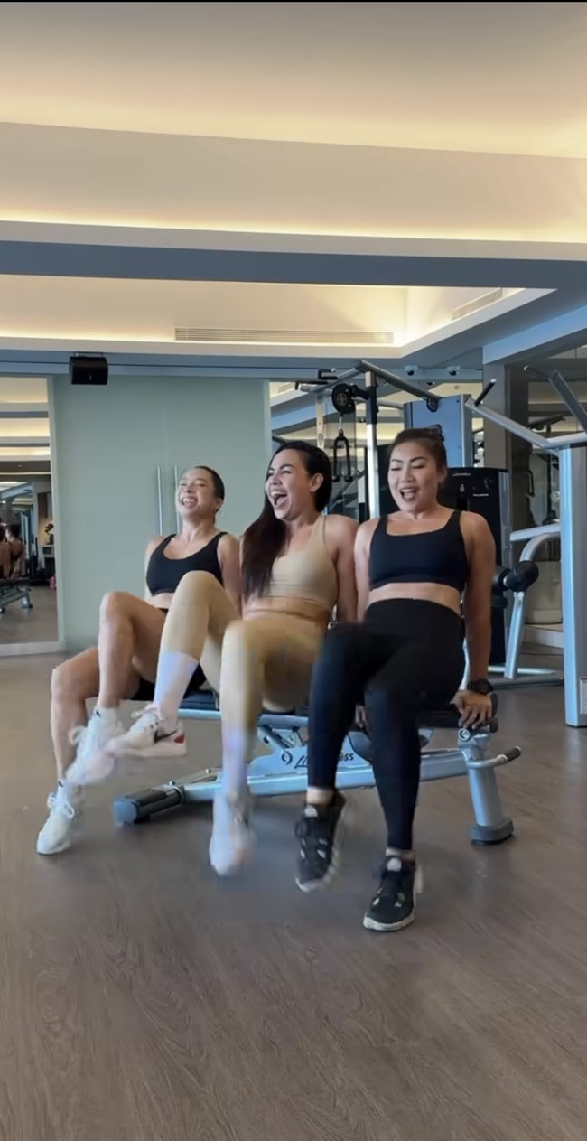 Yang tak kalah bikin salfok ialah perut rata dan tubuh atletis yang dimiliki Jennifer Bachdim, Melaney Ricardo, dan Inge Anugrah. “Kok bisa rata semua sihh perutnya,” komentar salah seorang netizen. Foto: Instagram/@melaney_ricardo/@jenniferbachdiim