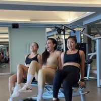 Yang tak kalah bikin salfok ialah perut rata dan tubuh atletis yang dimiliki Jennifer Bachdim, Melaney Ricardo, dan Inge Anugrah. “Kok bisa rata semua sihh perutnya,” komentar salah seorang netizen. Foto: Instagram/@melaney_ricardo/@jenniferbachdiim