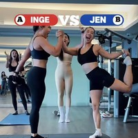 Pada akhirnya Jennifer berhasil menjalani tantangan tersebut bersama Inge. Keduanya pun langsung bersorak gembira. Foto: Instagram/@melaney_ricardo/@jenniferbachdiim