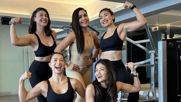 7 Foto Hot Mom Jennifer Bachdim-Melanie Ricardo Gym Bareng, Body Goals Disorot