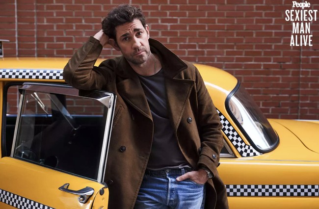 “Pemikiran lain, ‘apakah ini lelucon?’ Ini bukan sesuatu yang aku pikirkan saat aku bangun, ‘Apakah hari ini aku dinobatkan sebagai Pria Terseksi?’ Tapi kalian benar-benar membuat ini terjadi. Kalian menaikan standar bagiku,” tambah John. Foto: dok. People