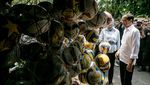 Jokowi Blusukan dan Beli Bola di Pasar Klitikan Notoharjo