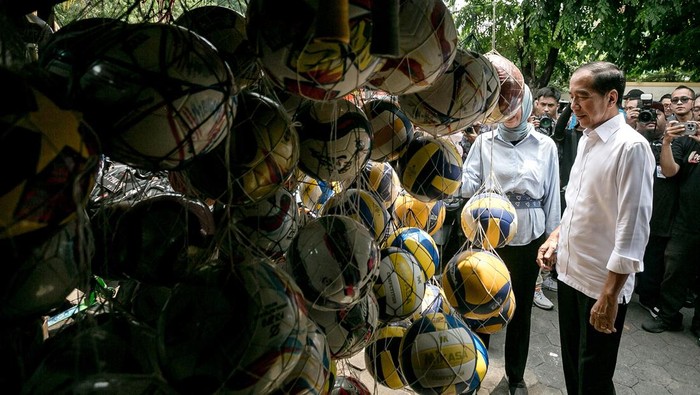 Presiden ketujuh RI Joko Widodo (kiri) memilih bola saat mengunjungi Pasar Klitikan Notoharjo, Solo, Jawa Tengah, Kamis (14/11/2024). Kunjungan tersebut untuk melihat dan berbincang dengan pedagang terkait kondisi pasar dan perekonomian pedagang mengingat pasar tersebut merupakan program relokasi pada masa Jokowi menjabat sebagai Wali Kota Solo. ANTARA FOTO/Mohammad Ayudha/nym.