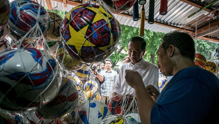 Presiden ketujuh RI Joko Widodo (kiri) memilih bola saat mengunjungi Pasar Klitikan Notoharjo, Solo, Jawa Tengah, Kamis (14/11/2024). Kunjungan tersebut untuk melihat dan berbincang dengan pedagang terkait kondisi pasar dan perekonomian pedagang mengingat pasar tersebut merupakan program relokasi pada masa Jokowi menjabat sebagai Wali Kota Solo. ANTARA FOTO/Mohammad Ayudha/nym.
