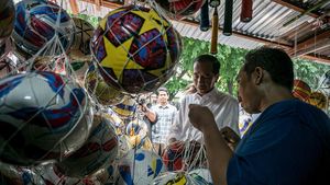 Jokowi Blusukan dan Beli Bola di Pasar Klitikan Notoharjo