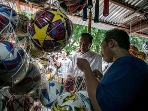 Jokowi Blusukan dan Beli Bola di Pasar Klitikan Notoharjo