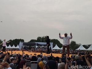 Kampanye Akbar Ditemani Atalia, RK-Suswono Nyanyi Bareng Dewa 19