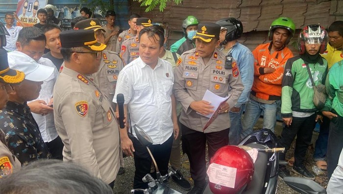 Kapolrestabes Medan Kombes Gidion saat merilis kasus begal di lokasi kejadian. (Foto: Dok. Polrestabes Medan).