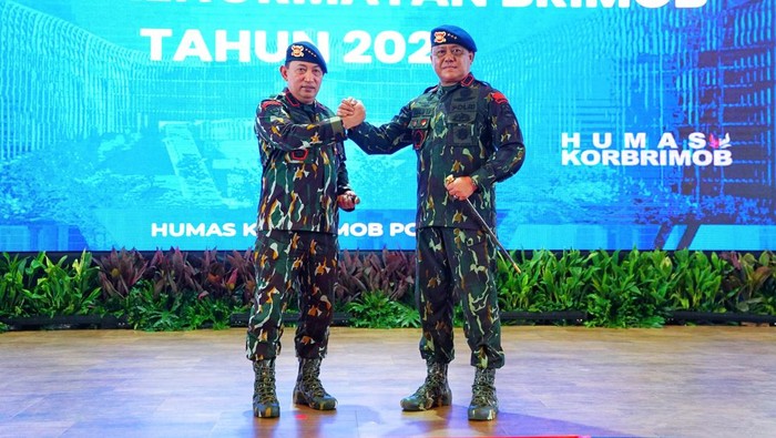 Kapolri Jenderal Listyo Sigit Prabowo (kiri)