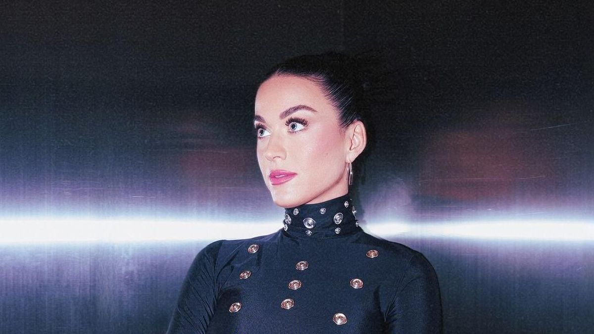 Erkakning jinsiy azosini silkitib, anusini silaydi. Oyoq fetishistining yuqori sifatli fotosuratlari