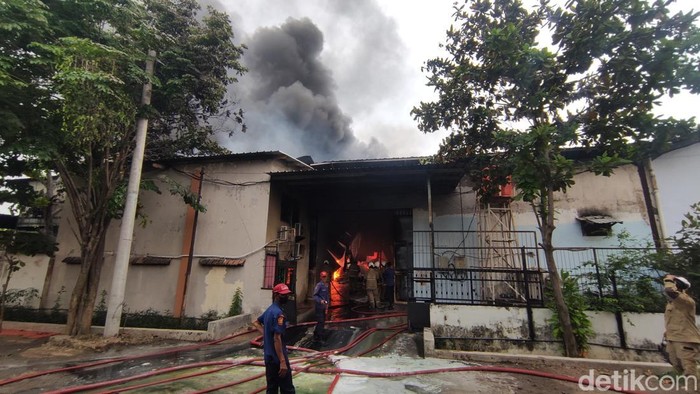 Kebakaran gudang tiner di pangkalan truk Genuksari, Genuk, Kota Semarang, Kamis (14/11/2024).
